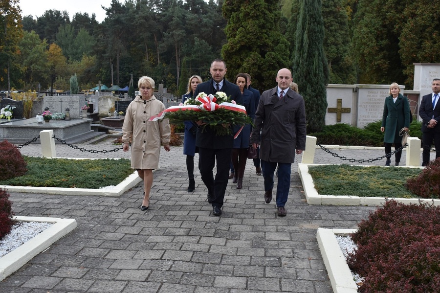 Złożenie kwiatów przed pomnikiem poświęconym partyzantom. Fot. Dariusz Skrzyniarz (IPN)