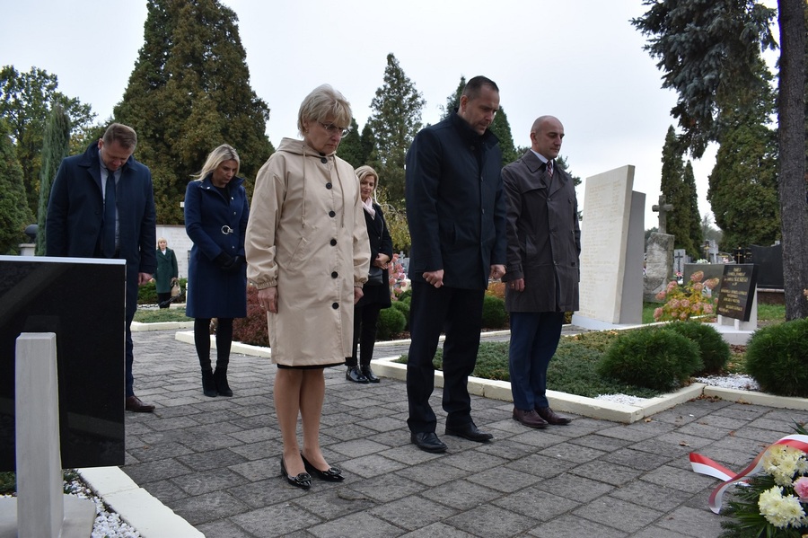 Złożenie kwiatów przed pomnikiem poświęconym partyzantom. Fot. Dariusz Skrzyniarz (IPN)