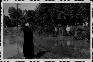 Bp Karol Pękala odwiedzający powodzian, prawdopodobnie 1960 r. Reprodukcja Archiwum IPN