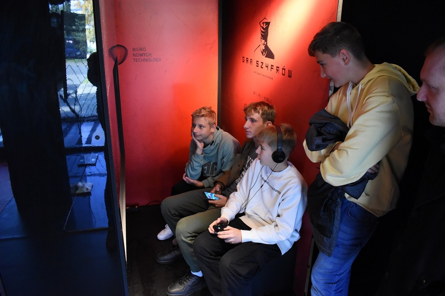 Mobilny showroom z „Grą Szyfrów” w Jędrzejowie. Fot. Dariusz Skrzyniarz (IPN)