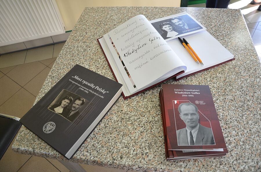 W Rzezawie upamiętniono żołnierza NOW/AK Władysława Gałkę. Fot. Janusz Ślęzak (IPN)