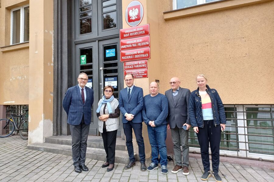 Doktorzy Maciej Korkuć i Roman Gieroń oraz przedstawiciele Żydowskiej Gminy w Estonii. Fot. IPN