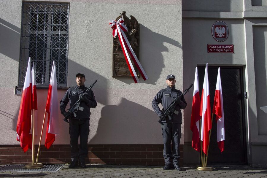 Na murze więzienia w Nowym Sączu upamiętniono działaczy niepodległościowych. Fot. Agnieszka Masłowska (IPN)
