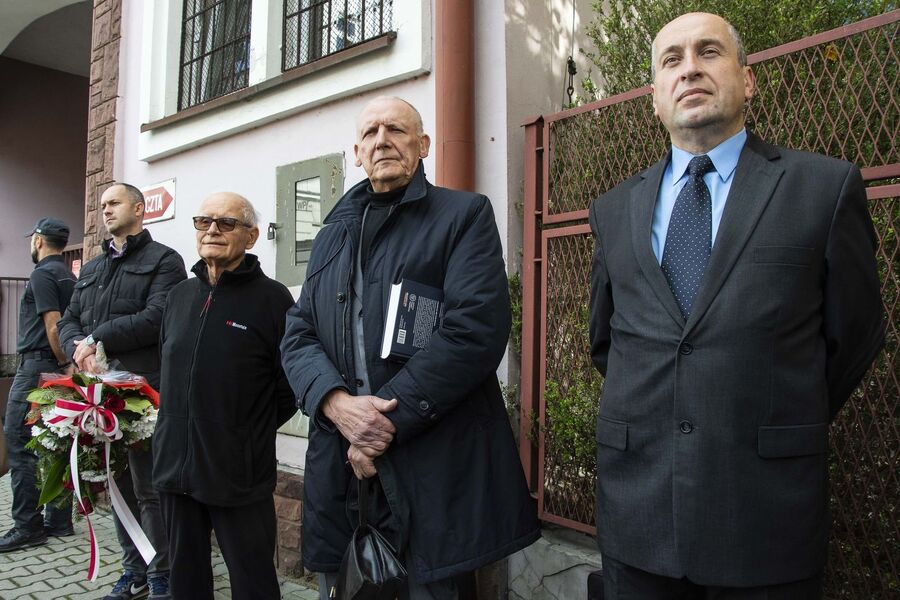 Na murze więzienia w Nowym Sączu upamiętniono działaczy niepodległościowych. Fot. Agnieszka Masłowska (IPN)