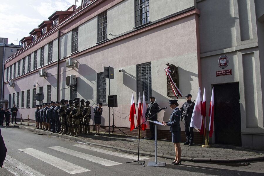 Na murze więzienia w Nowym Sączu upamiętniono działaczy niepodległościowych. Fot. Agnieszka Masłowska (IPN)