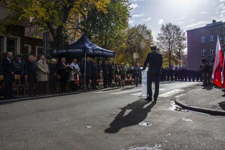 Na murze więzienia w Nowym Sączu upamiętniono działaczy niepodległościowych. Fot. Agnieszka Masłowska (IPN)