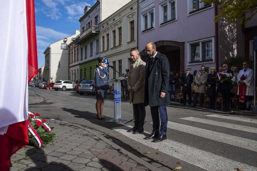 Na murze więzienia w Nowym Sączu upamiętniono działaczy niepodległościowych. Fot. Agnieszka Masłowska (IPN)