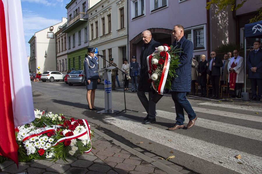 Na murze więzienia w Nowym Sączu upamiętniono działaczy niepodległościowych. Fot. Agnieszka Masłowska (IPN)