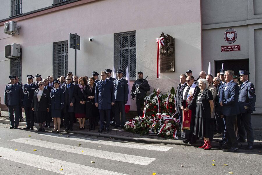 Na murze więzienia w Nowym Sączu upamiętniono działaczy niepodległościowych. Fot. Agnieszka Masłowska (IPN)