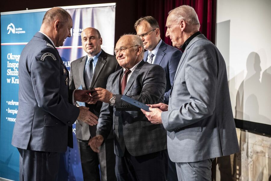 Na murze więzienia w Nowym Sączu upamiętniono działaczy niepodległościowych. Fot. Agnieszka Masłowska (IPN)