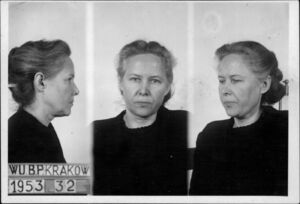 Fotografia Janiny Oszast wykonana przez UB w Krakowie w styczniu 1953 r., wkrótce po jej kolejnym aresztowaniu w grudniu 1952 r.