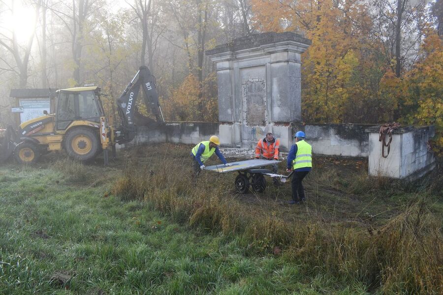 W Mokrem zdemontowano pomnik poświęcony Armii Czerwonej. Fot. Dariusz Skrzyniarz (IPN)