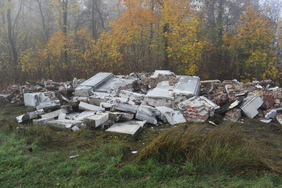 W Mokrem zdemontowano pomnik poświęcony Armii Czerwonej. Fot. Dariusz Skrzyniarz (IPN)