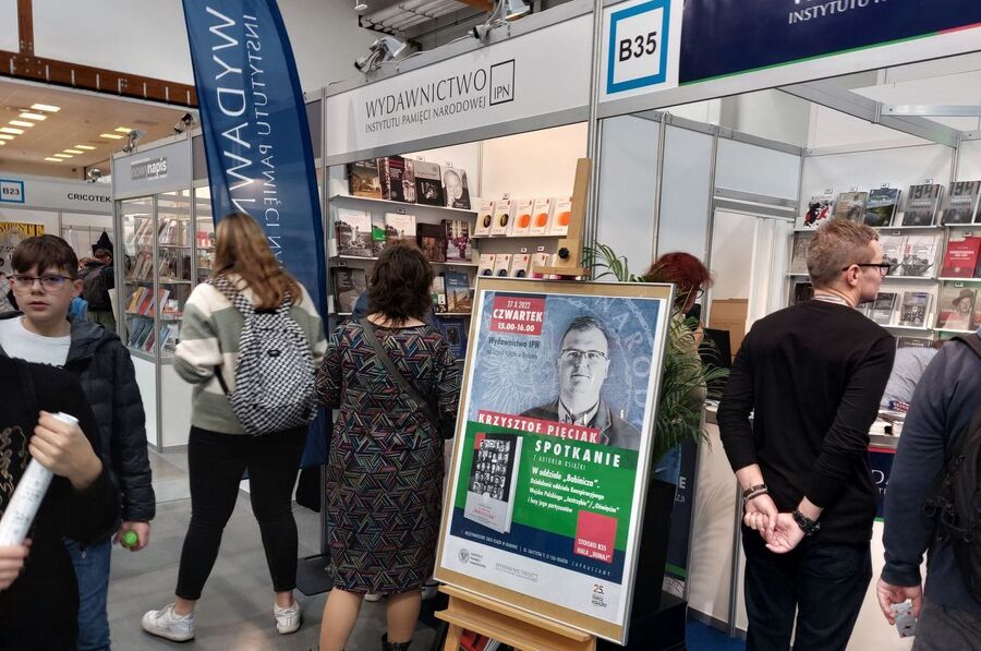 Wydawnictwo IPN na Targach Książki w Krakowie. Fot. Michał Masłowski (IPN)
