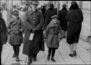 Stanisław Guńkiewicz z synami Jerzym i Leszkiem podczas spaceru ulicami Chełma Lubelskiego (1933 r.)