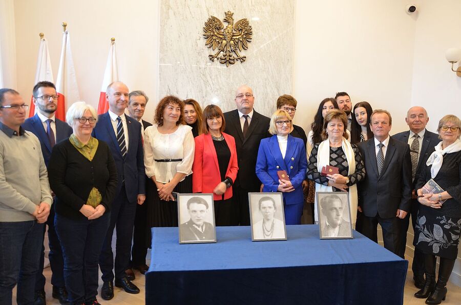 Wadowice. Odznaczenia państwowe dla trojga bohaterów podziemia niepodległościowego. Fot. Janusz Ślęzak (IPN)