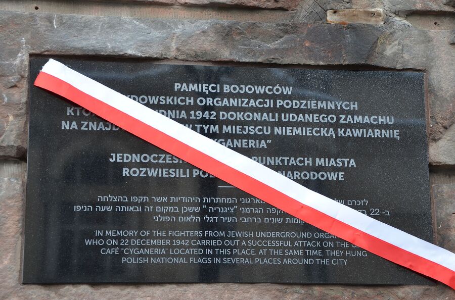 Odsłonięcie tablicy bojowców żydowskich przy ul. Szpitalnej 38. Fot. Janusz Ślęzak (IPN)