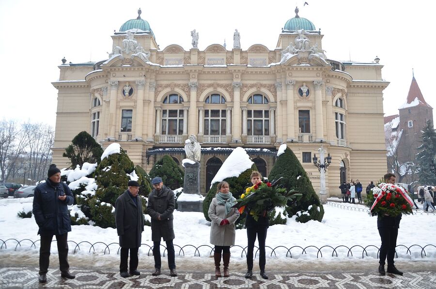Odsłonięcie tablicy bojowców żydowskich przy ul. Szpitalnej 38. Fot. Janusz Ślęzak (IPN)