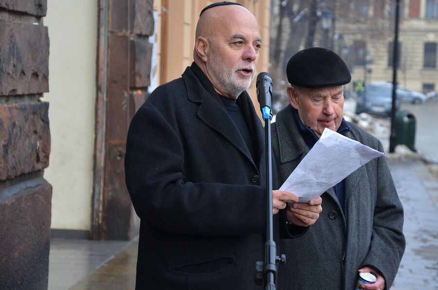 Odsłonięcie tablicy bojowców żydowskich przy ul. Szpitalnej 38. Fot. Janusz Ślęzak (IPN)