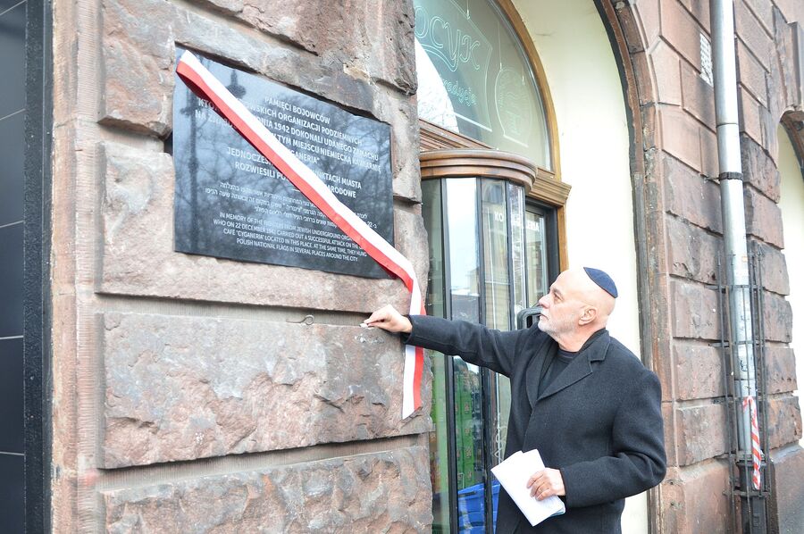 Odsłonięcie tablicy bojowców żydowskich przy ul. Szpitalnej 38. Fot. Janusz Ślęzak (IPN)