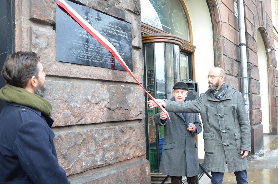 Odsłonięcie tablicy bojowców żydowskich przy ul. Szpitalnej 38. Fot. Janusz Ślęzak (IPN)