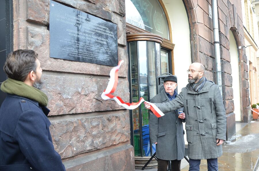 Odsłonięcie tablicy bojowców żydowskich przy ul. Szpitalnej 38. Fot. Janusz Ślęzak (IPN)