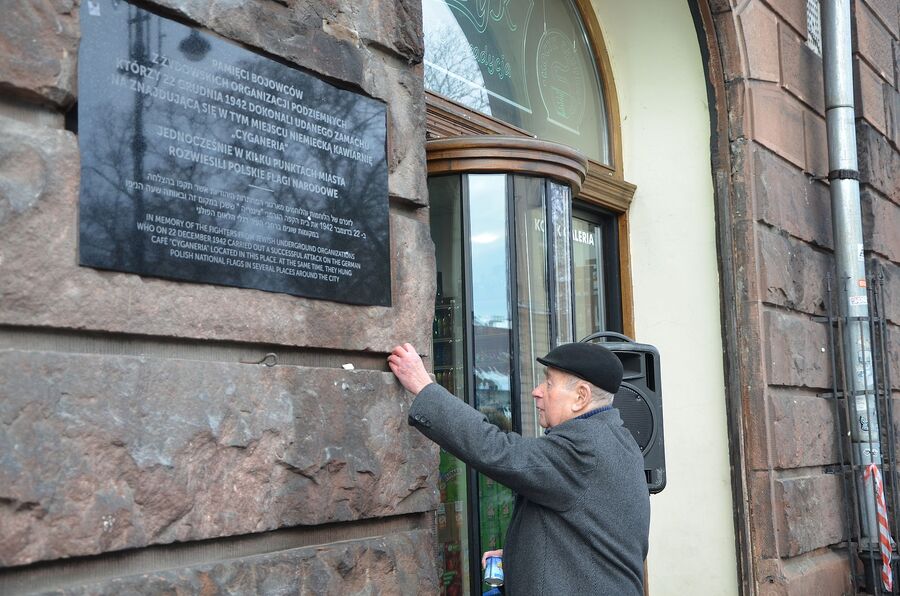 Odsłonięcie tablicy bojowców żydowskich przy ul. Szpitalnej 38. Fot. Janusz Ślęzak (IPN)