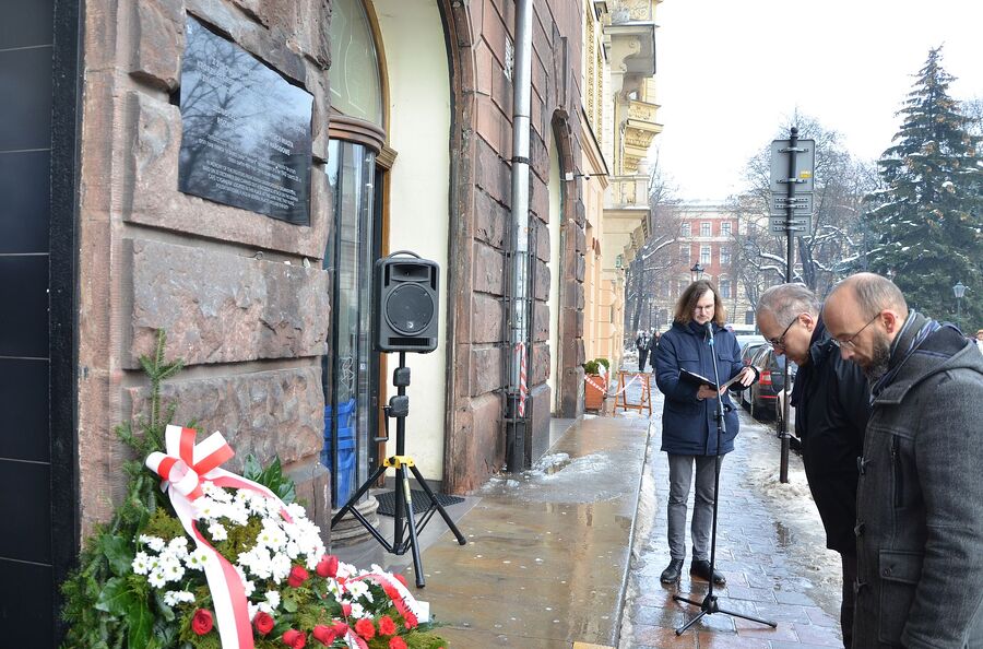 Odsłonięcie tablicy bojowców żydowskich przy ul. Szpitalnej 38. Fot. Janusz Ślęzak (IPN)