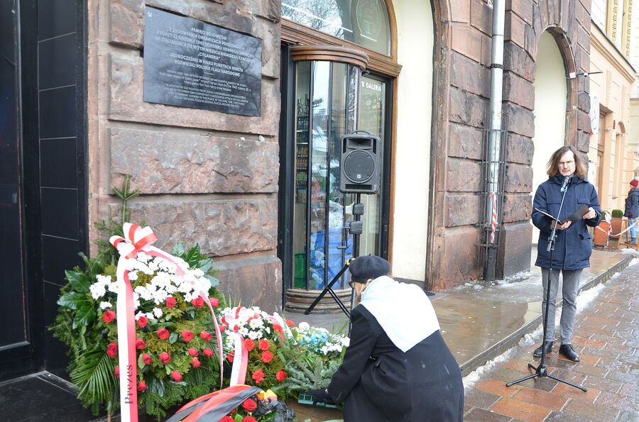 Odsłonięcie tablicy bojowców żydowskich przy ul. Szpitalnej 38. Fot. Janusz Ślęzak (IPN)