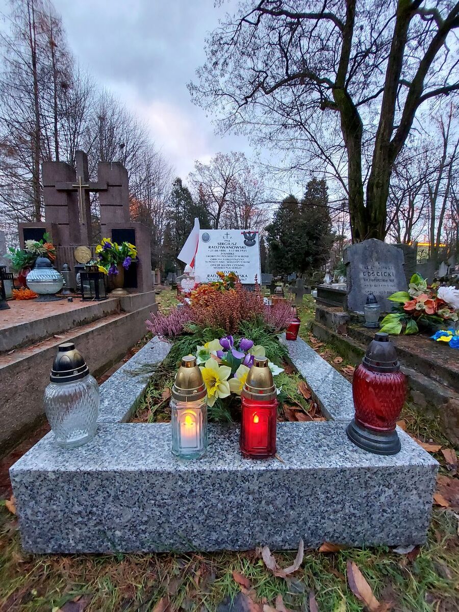 Znicze na grobie ppłk. Radziwanowskiego. Fot. IPN