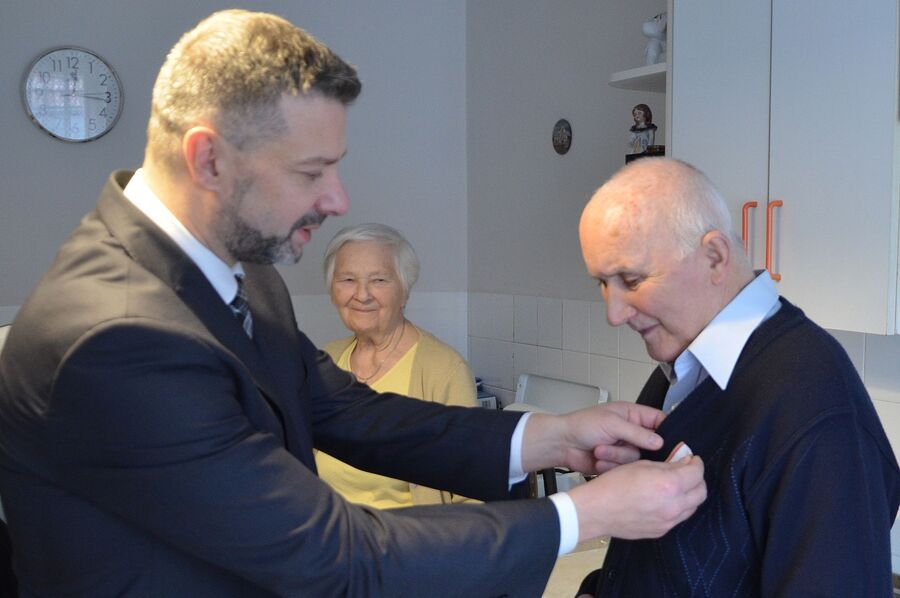 Nowy Targ. Dyrektor Oddziału IPN w Krakowie dr hab. Filip Musiał wręcza Marianowi Gołczyńskiemu Krzyż Wolności i Solidarności. Fot. Janusz Ślęzak (IPN)