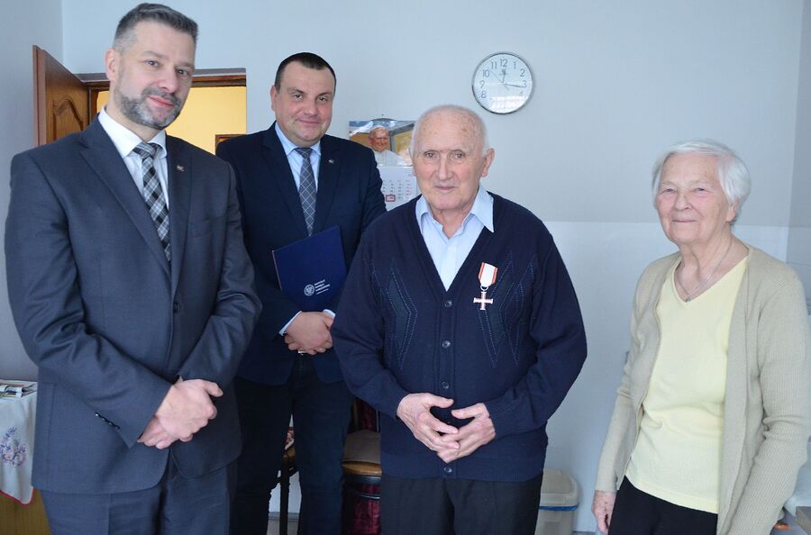 Nowy Targ. Dyrektor Oddziału IPN w Krakowie dr hab. Filip Musiał, naczelnik Oddziałowego Archiwum IPN Rafał Dyrcz oraz odznaczony Krzyżem Wolności i Solidarności Marian Gołczyński i jego żona. Fot. Janusz Ślęzak (IPN)