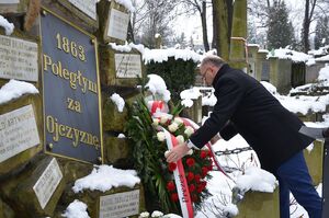 Zastępca prezesa IPN dr Mateusz Szpytma złożył kwiaty na mogile powstańców styczniowych w Tarnowie. Fot. Janusz Ślęzak (IPN)
