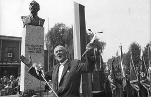 Stanisław Mierzwa podczas uroczystości odsłonięcia popiersia Witosa (Wierzchosławice, 1982)