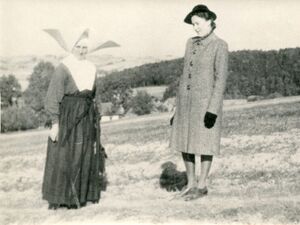 Siostra Izabela – Zofia Łuszczkiewicz (1898-1957), szarytka, łączniczka BCh, NOW, AK i WiN wraz z NN kobietą. Prawd. Zebrzydowice, ok. 1948 r. Archiwum płk. Dąbrowy-Kostki. Zbiory IPN