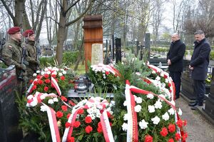 Kwiaty na grobie Janusza Kurtyki. Fot. Janusz Ślęzak (IPN)