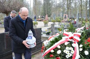 Kwiaty na grobie Janusza Kurtyki. Fot. Janusz Ślęzak (IPN)