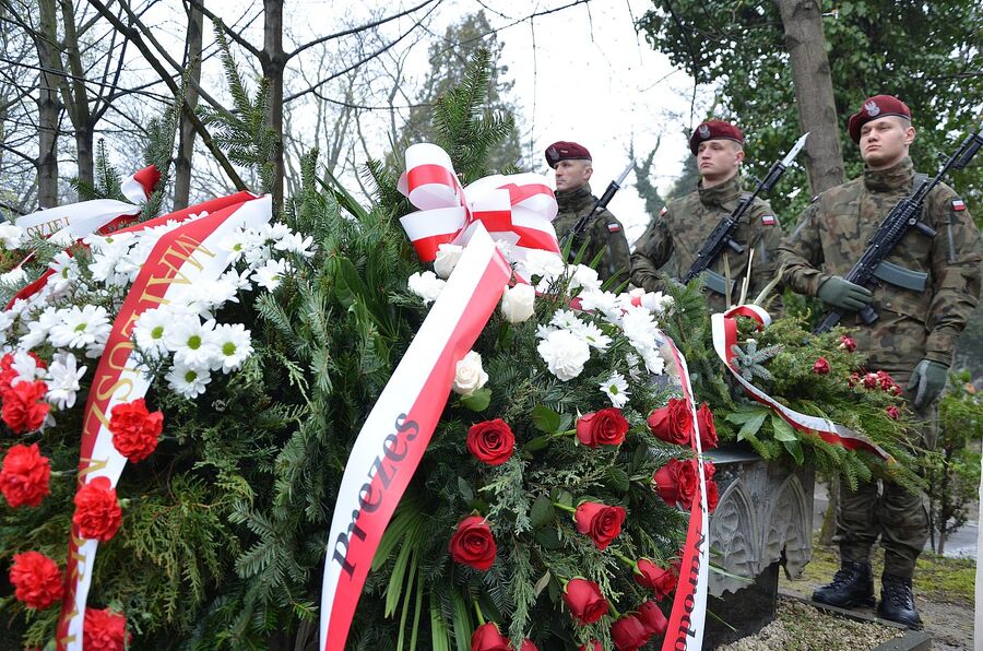 Kwiaty na grobie Janusza Kurtyki. Fot. Janusz Ślęzak (IPN)