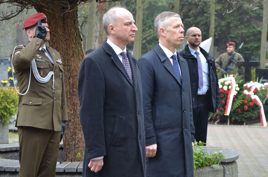 Kwiaty na grobie Janusza Kurtyki. Fot. Janusz Ślęzak (IPN)