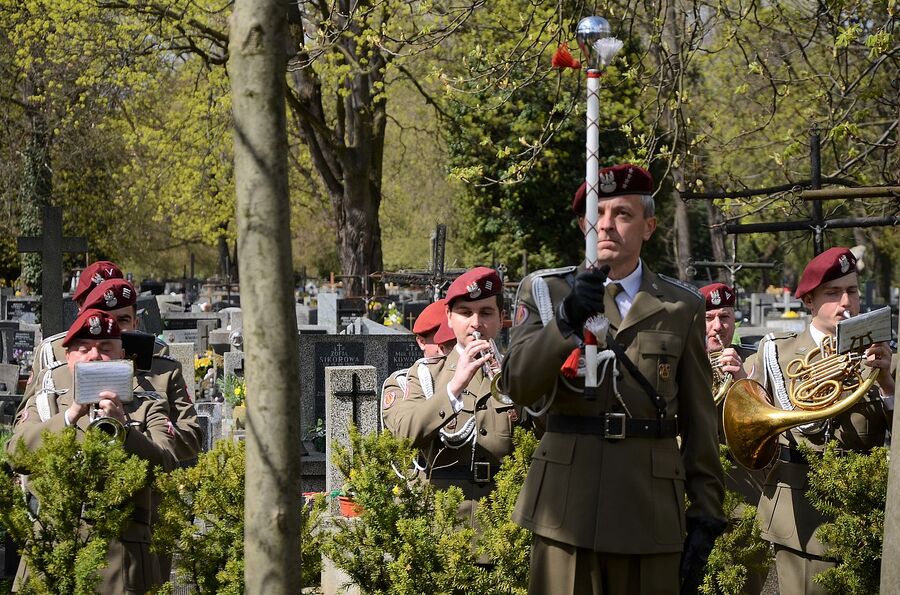 Uroczystości związane z 15. rocznicą śmierci o. Adama Studzińskiego. Fot. Janusz Ślęzak (IPN)