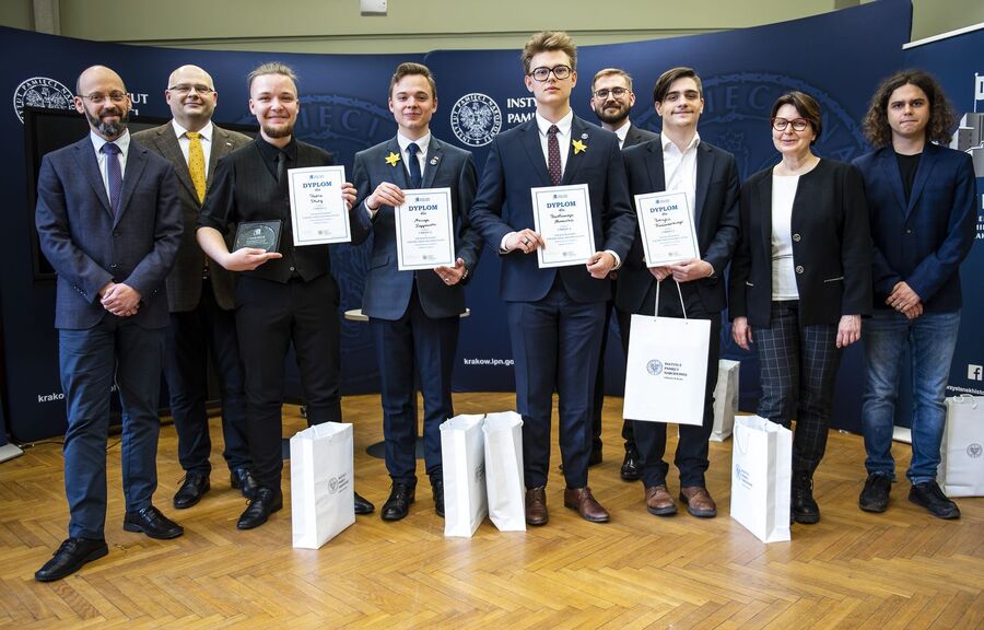 Drużyna nr 1 z III LO w Krakowie, w składzie: Patryk Kwaśniewski, Bartłomiej Morawik, Maciej Zygmunt i Piotr Pluta (nauczyciel prowadzący Małgorzata Janczur). Fot. Agnieszka Masłowska (IPN)