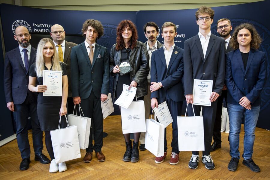 Drużyna XLIII LO w Krakowie w składzie: Paweł Dziób, Marcin Dąbrowski, Urszula Klimas, Bartosz Pałka, Anna Vitushynska (nauczyciel Marcin Papież). Fot. Agnieszka Masłowska (IPN)