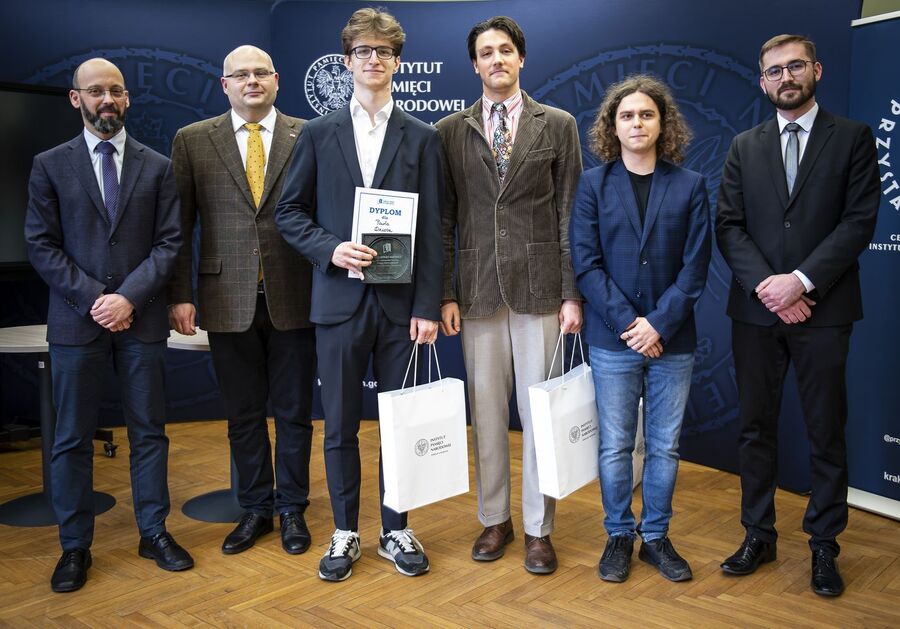 Paweł Dziób (XLIII LO w Krakowie) zdobył tytuł najlepszego mówcy turnieju. Fot. Agnieszka Masłowska (IPN)