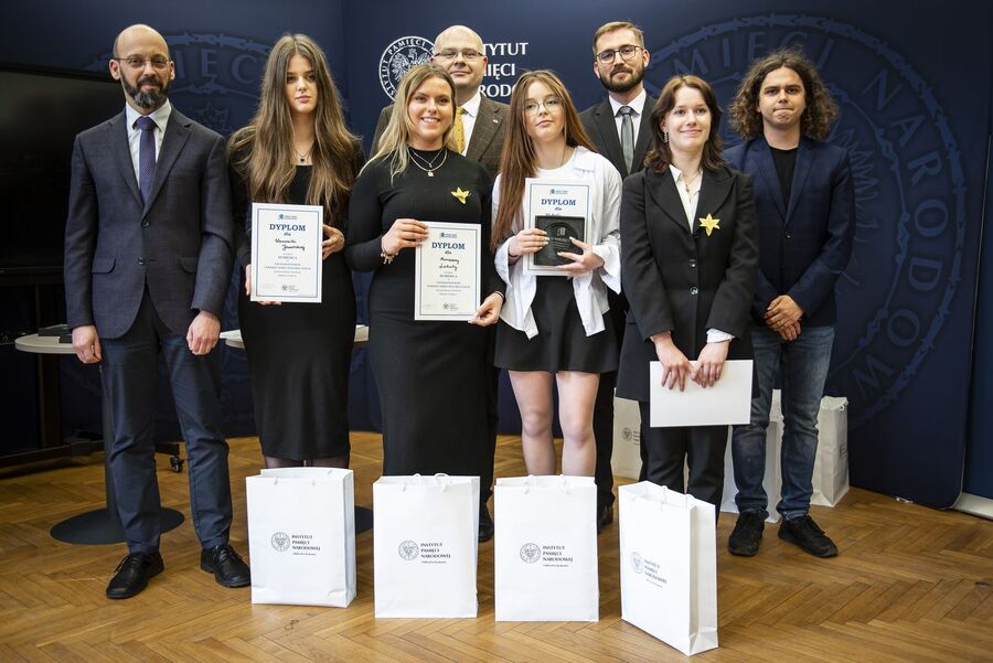 Drużyna nr 2 z III LO w Krakowie w składzie: Natalia Stępień, Weronika Jaworska, Marianna Lahuta, Agnieszka Ropka. Fot. Agnieszka Masłowska (IPN)