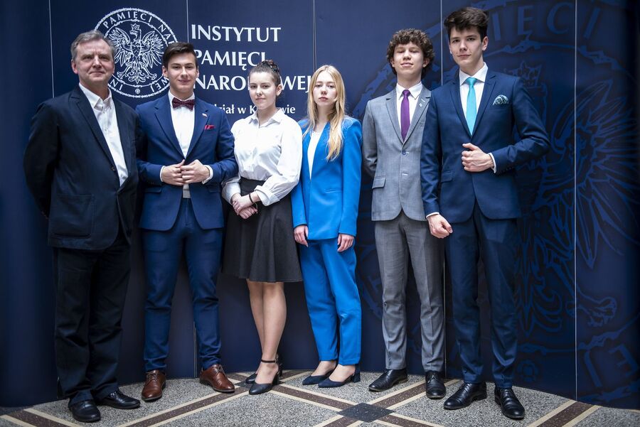 Drużyna III LO w Tarnowie (Karolina Zając, Kacper Marek, Filip Gąciarz, Zuzanna Ostręga, Krystian Sweder; nauczyciel Krzysztof Płonka). Fot. Agnieszka Masłowska (IPN)