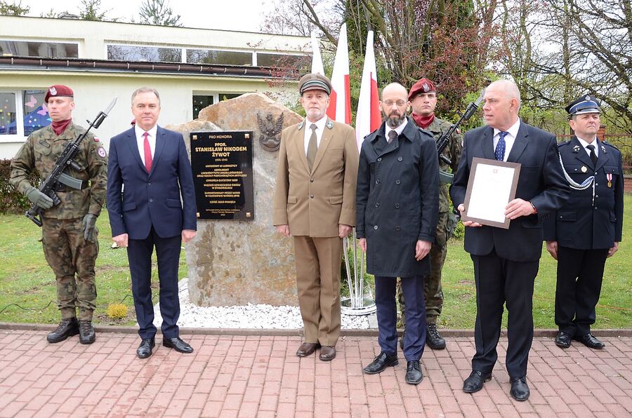 W Luborzycy odsłonięto pomnik ppor. Żywota. Fot. Janusz Ślęzak (IPN)