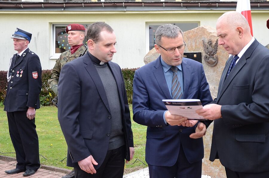 W Luborzycy odsłonięto pomnik ppor. Żywota. Fot. Janusz Ślęzak (IPN)