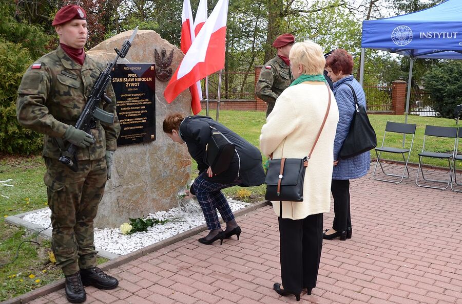 W Luborzycy odsłonięto pomnik ppor. Żywota. Fot. Janusz Ślęzak (IPN)