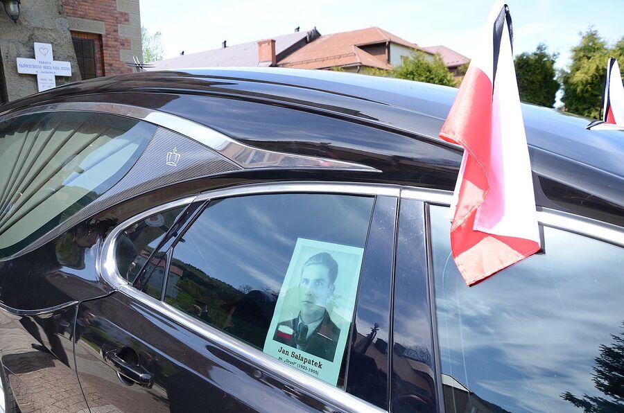 Uroczystości pogrzebowe Jana Sałapatka „Orła”. Fot. Agnieszka Masłowska i Janusz Ślęzak (IPN)