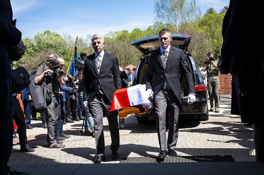 Uroczystości pogrzebowe Jana Sałapatka „Orła”. Fot. Agnieszka Masłowska i Janusz Ślęzak (IPN)